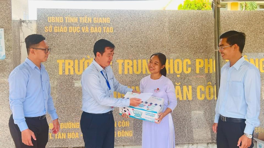 Phó Bí thư tỉnh đoàn Tiền Giang Phạm Thanh Giang trao quà cho lực lượng tình nguyện viên Tiếp sức mùa thi tại Trường THPT Nguyễn Văn Côn, huyện Gò Công Đông. Phó Bí thư tỉnh đoàn Tiền Giang Phạm Thanh Giang trao quà cho lực lượng tình nguyện viên Tiếp sức mùa thi tại Trường THPT Nguyễn Văn Côn, huyện Gò Công Đông.
