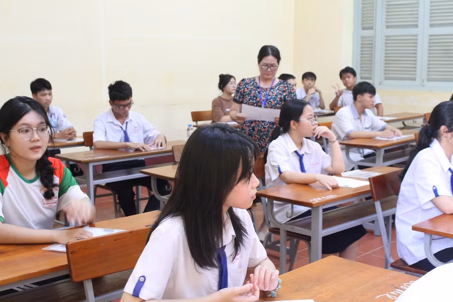 Cán bộ kiểm tra thông tin thí sinh.