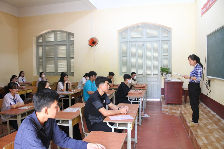 Cán bộ làm công tác thi phổ biến quy chế thi cho thí sinh tại điểm thi THPT Châu Văn Liêm. Cán bộ làm công tác thi phổ biến quy chế thi cho thí sinh tại điểm thi THPT Châu Văn Liêm.