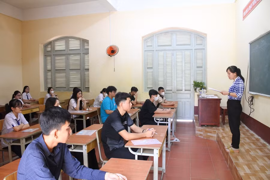 Cán bộ làm công tác thi phổ biến quy chế thi cho thí sinh tại điểm thi THPT Châu Văn Liêm.