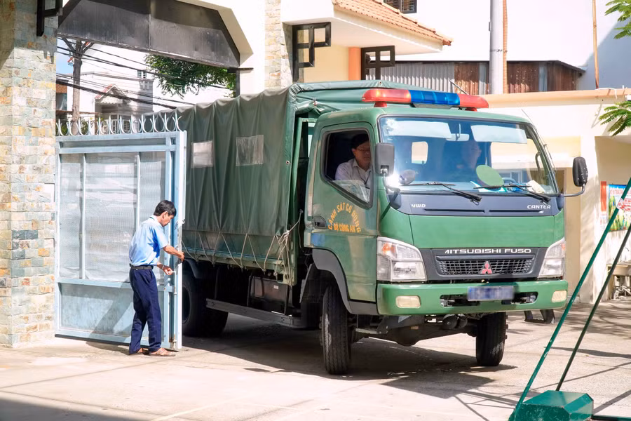 Xe chở đề thi đến điểm thi.