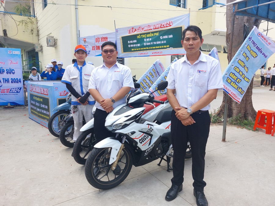 Đội hình xe đưa đón thí sinh miễn phí. Đội hình xe đưa đón thí sinh miễn phí.