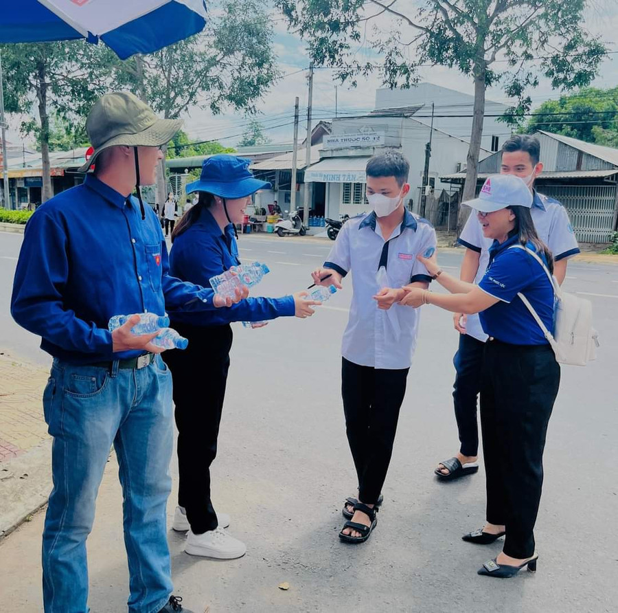 Tiếp nước cho thí sinh giải nhiệt trong trời nắng nóng. Tiếp nước cho thí sinh giải nhiệt trong trời nắng nóng.