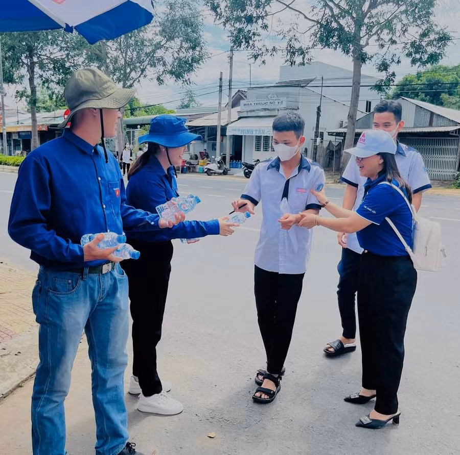 Tiếp nước cho thí sinh giải nhiệt trong trời nắng nóng.