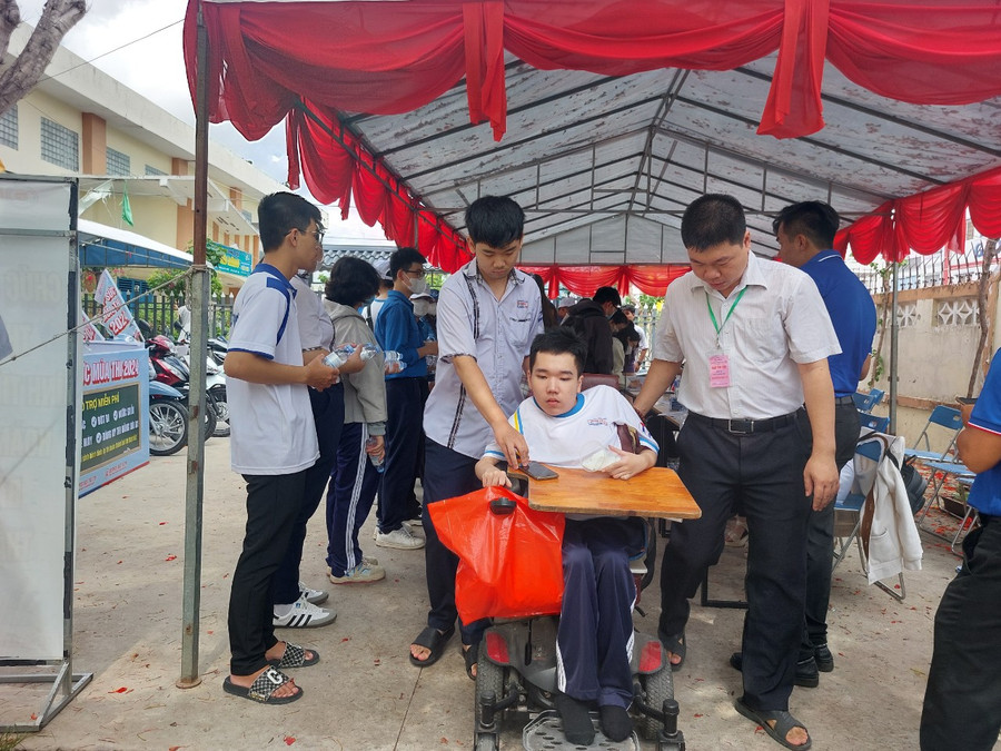 Hỗ trợ thí sinh khuyết tật vào trường thi. Hỗ trợ thí sinh khuyết tật vào trường thi.