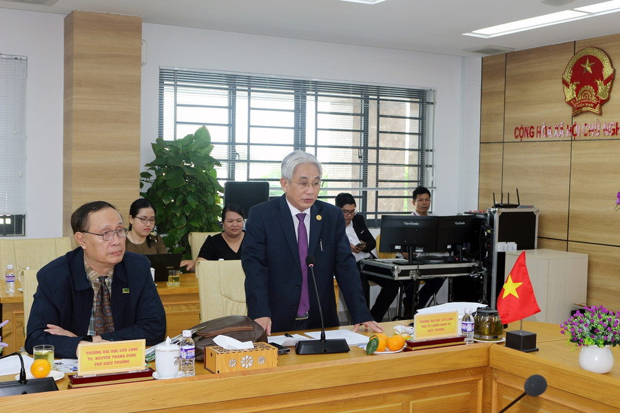 PGS.TS Lương Minh Cừ - Bí thư Đảng ủy, Hiệu trưởng Trường ĐH Cửu Long phát biểu tại buổi làm việc. PGS.TS Lương Minh Cừ - Bí thư Đảng ủy, Hiệu trưởng Trường ĐH Cửu Long phát biểu tại buổi làm việc.