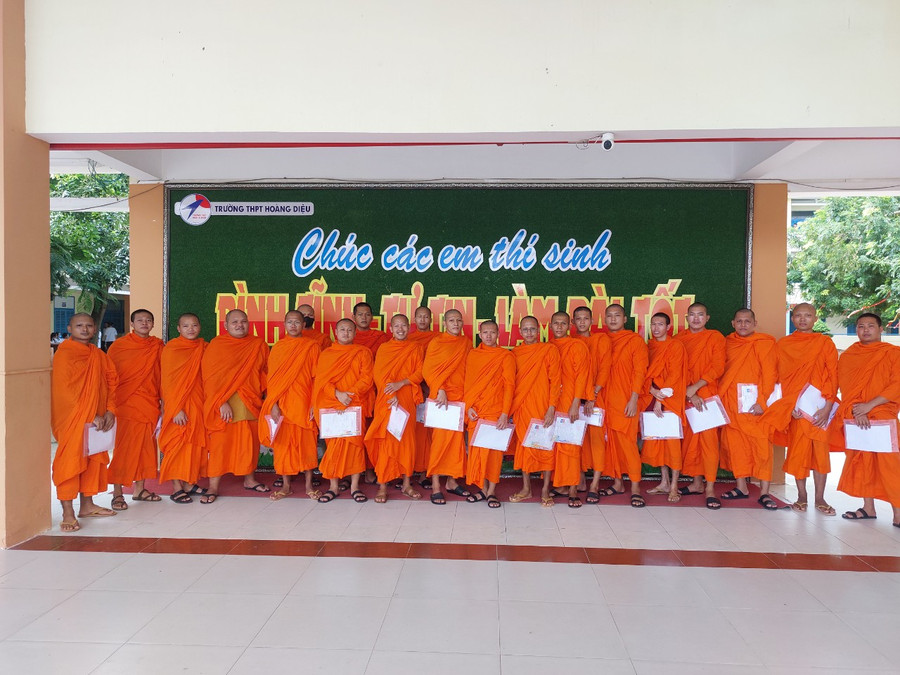 Các tăng sinh đến điểm thi làm thủ tục dự thi. Các tăng sinh đến điểm thi làm thủ tục dự thi.