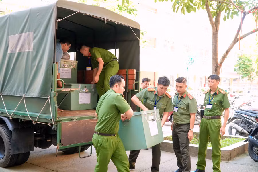 Công tác áp tải đề thi vào điểm thi được bảo vệ nghiêm ngặt.