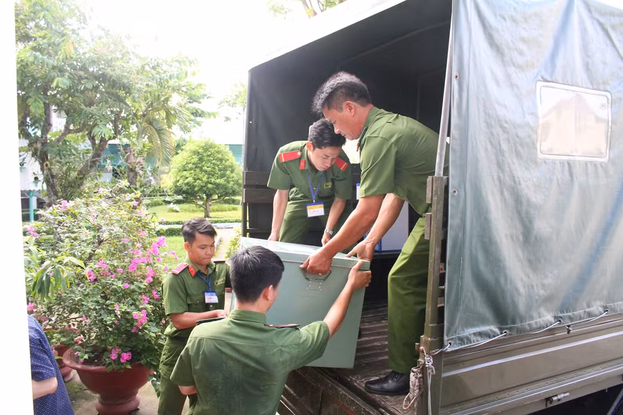 Lực lượng vận chuyển có công an, BCĐ thi.