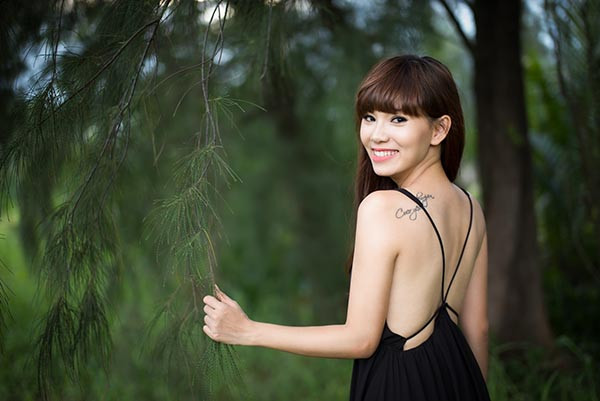 Nữ MC nổi tiếng VTV để lộ hình xăm đặc biệt ảnh 6 Qua tìm hiểu được biết, Kim MC đã lập gia đình, có 2 con và cô quyết định xăm tên 2 quý tử lên bờ vai để thể hiện sự yêu thương, tự hào.