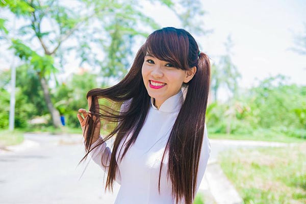 Nữ MC nổi tiếng VTV để lộ hình xăm đặc biệt ảnh 1 Kim MC là gương mặt khá quen thuộc với khán giả truyền hình. Cô tên thật là Hoàng Trần Kim Thảo, sinh năm 1986 và từng là Á khôi của trường đại học Luật TP. HCM.