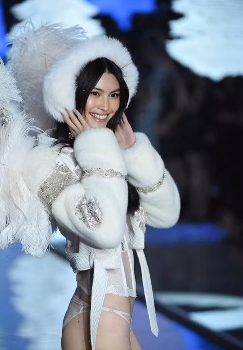 Hai chân dài Á Đông diễn show Victoria