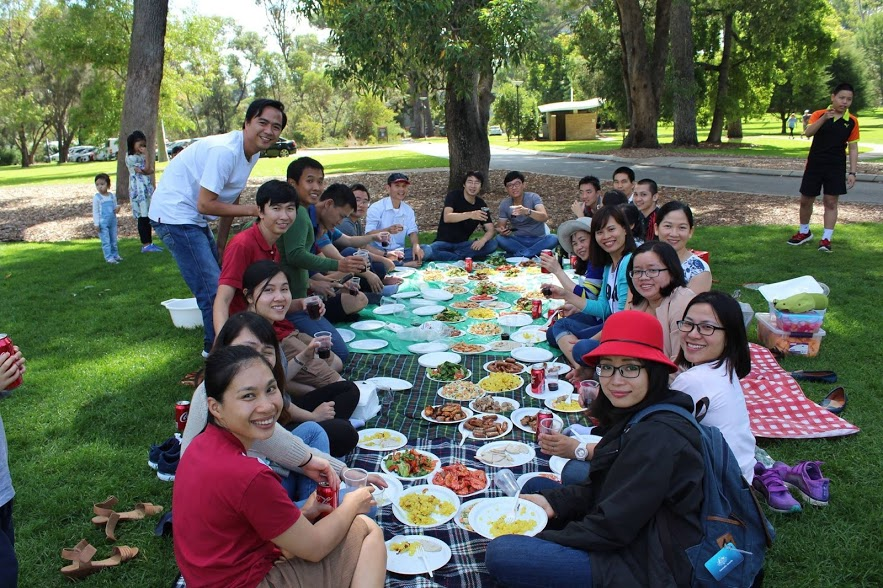 Các bạn trong VSUWA cùng nhau tổ chức ăn Tết cổ truyền 2017 tại công viên Kings Park, thành phố Perth, bang Tây Úc. (Trần Hùng Thanh là người đứng, mặc áo trắng). Các bạn trong VSUWA cùng nhau tổ chức ăn Tết cổ truyền 2017 tại công viên Kings Park, thành phố Perth, bang Tây Úc. (Trần Hùng Thanh là người đứng, mặc áo trắng).