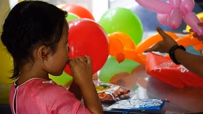 Chuẩn bị trò chơi. Ảnh: Hang Luong