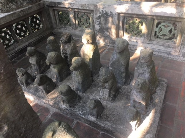 Đàn chó đá trong Việt phủ của Họa sĩ Thành Chương