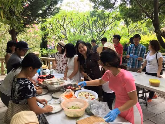 Chuẩn bị tiệc đầu năm tại nhà Tổng Lãnh sự. Ảnh: Khoa Le Dang