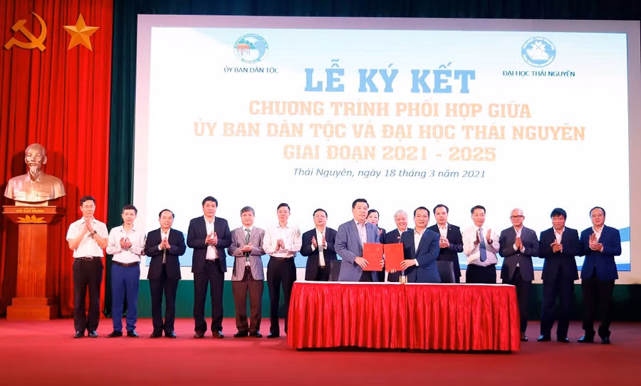 Thứ trưởng, Phó chủ nhiệm Lê Sơn Hải và GS.TS Phạm Hồng Quang, GĐ Đại học Thái Nguyên ký kết chương trình phối hợp giữa UBDT và ĐHTN.