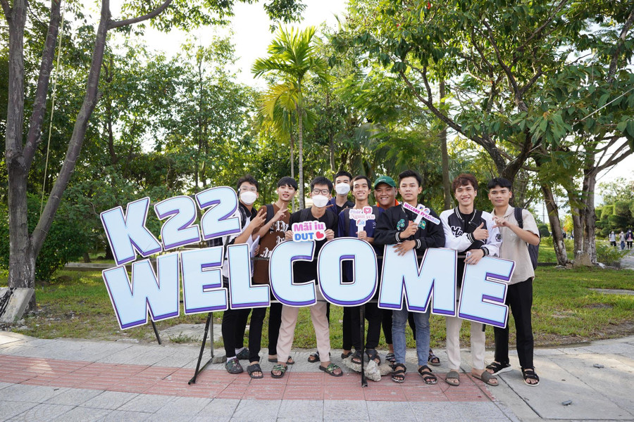 Nhiều khu vực check in đón chào tân sinh viên Trường ĐH Bách khoa, ĐH Đà Nẵng làm thủ tục nhập học. Nhiều khu vực check in đón chào tân sinh viên Trường ĐH Bách khoa, ĐH Đà Nẵng làm thủ tục nhập học.