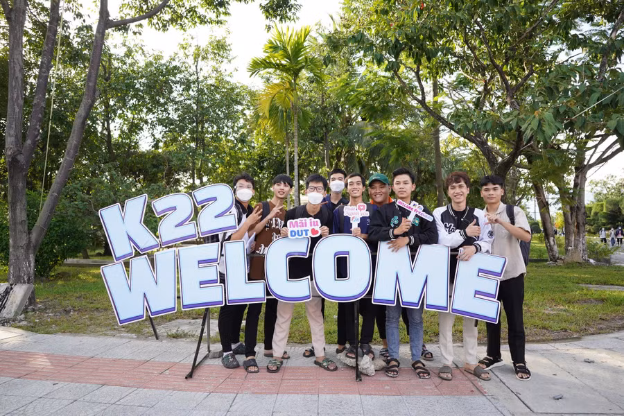 Nhiều khu vực check in đón chào tân sinh viên Trường ĐH Bách khoa, ĐH Đà Nẵng làm thủ tục nhập học.