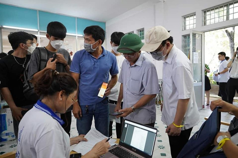 Nhiều phụ huynh ở từ các tỉnh, thành đưa con em đến Đà Nẵng làm thủ tục nhập học đã được hướng dẫn tận tình. Nhiều phụ huynh ở từ các tỉnh, thành đưa con em đến Đà Nẵng làm thủ tục nhập học đã được hướng dẫn tận tình.