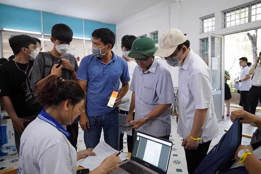 Nhiều phụ huynh ở từ các tỉnh, thành đưa con em đến Đà Nẵng làm thủ tục nhập học đã được hướng dẫn tận tình.