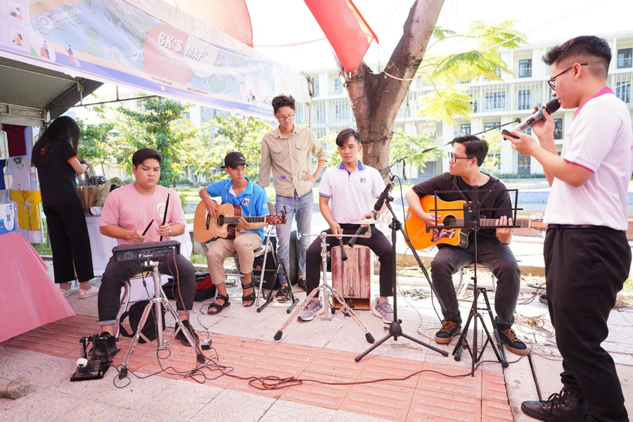 Hoạt động biểu diễn văn nghệ của các khoa, các câu lạc bộ, đội nhóm đón chào tân sinh viên nhập học. Hoạt động biểu diễn văn nghệ của các khoa, các câu lạc bộ, đội nhóm đón chào tân sinh viên nhập học.