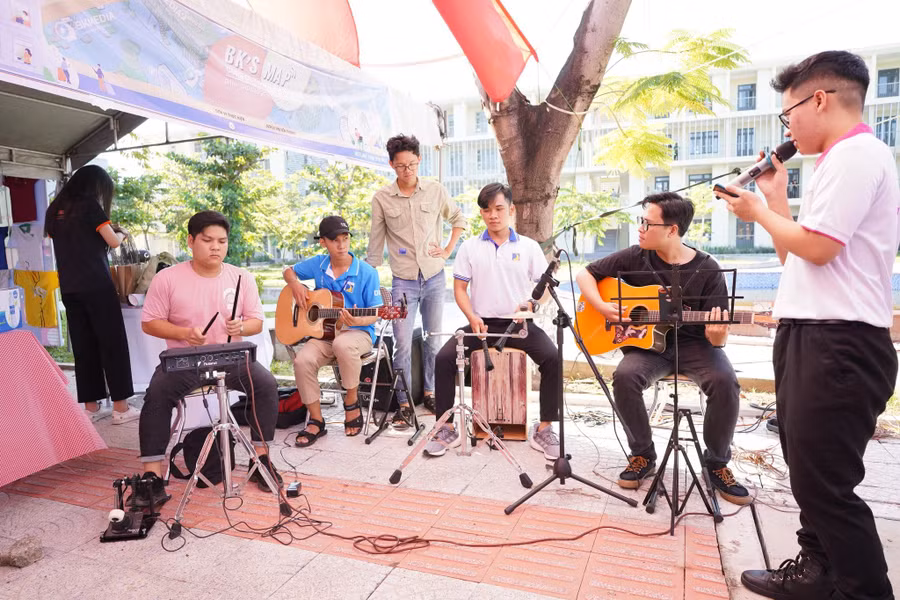 Hoạt động biểu diễn văn nghệ của các khoa, các câu lạc bộ, đội nhóm đón chào tân sinh viên nhập học.