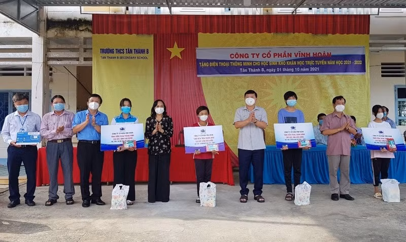 Trao tặng điện thoại thông minh, sim 4G, quà cho HS hoàn cảnh khó khăn huyện Tân Hồng, Đồng Tháp. 