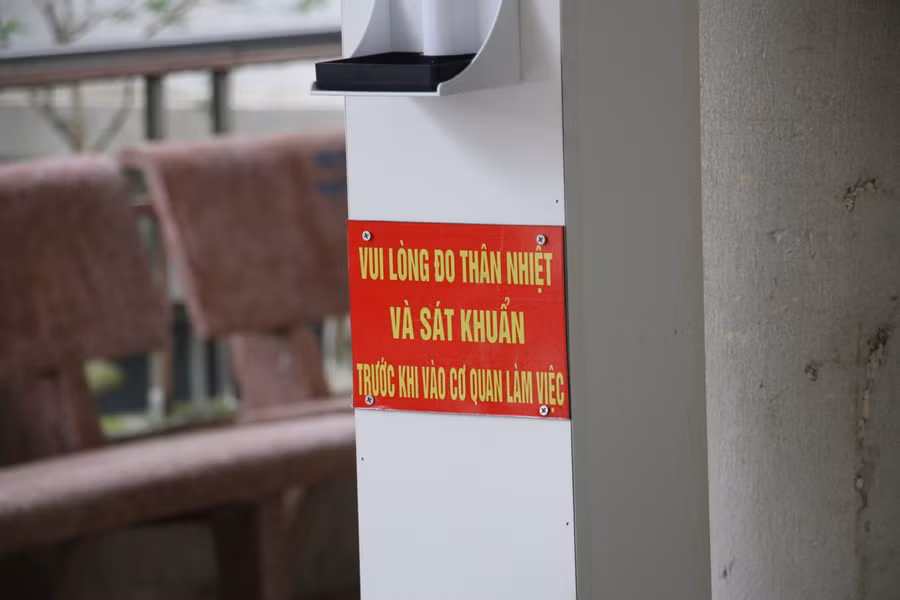 Những khuyến cáo đảm bảo yêu cầu phòng dịch được đặt ở các vị trí công cộng trong trường học.