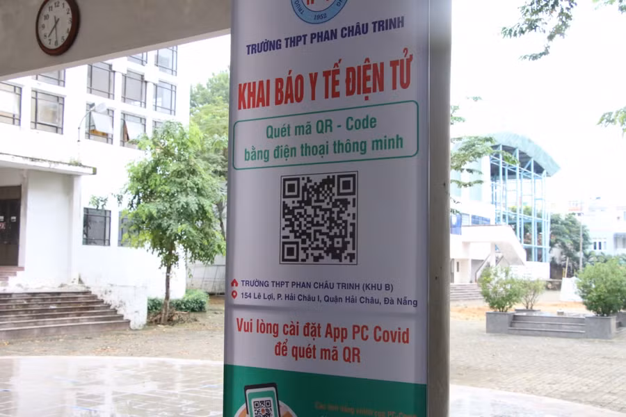 Ngoài thực hiện 5K, các trường học đều yêu cầu giáo viên và khách đến liên hệ công việc khai báo y tế điện tử.