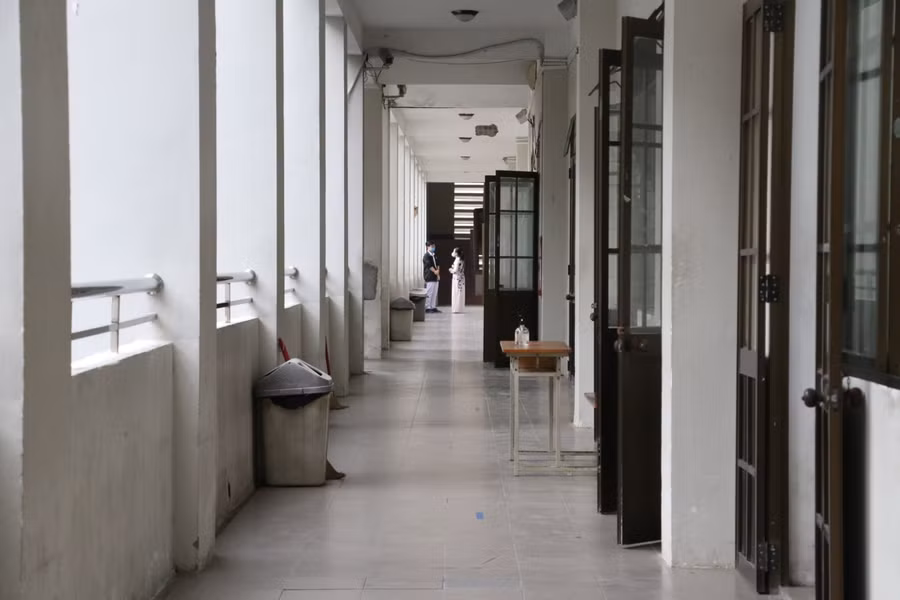 Dọc các hành lang và các phòng học đều được trang bị dung dịch vệ sinh sát khuẩn.