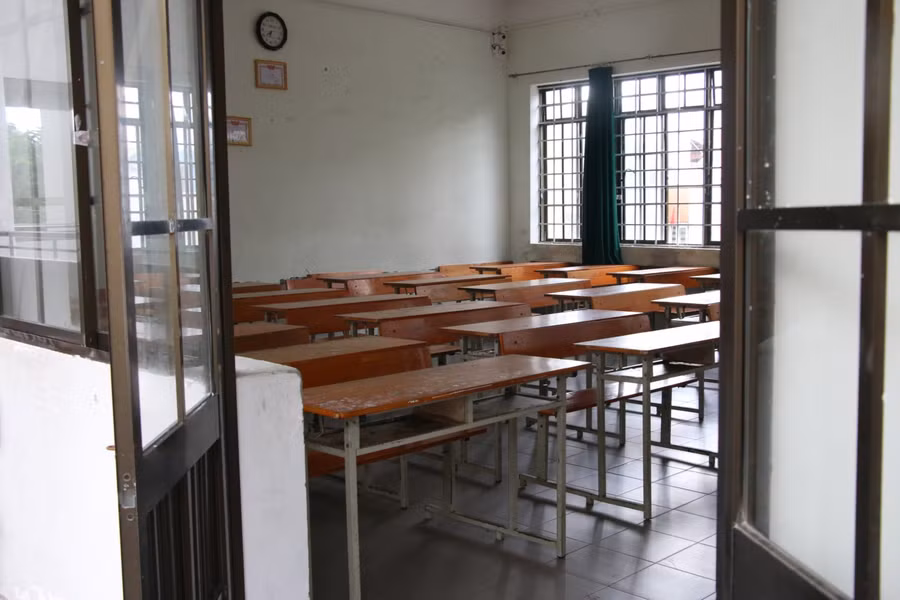 Phòng học được vệ sinh sạch sẽ để đón học sinh khối 10 và 11 đến trường học trực tiếp.