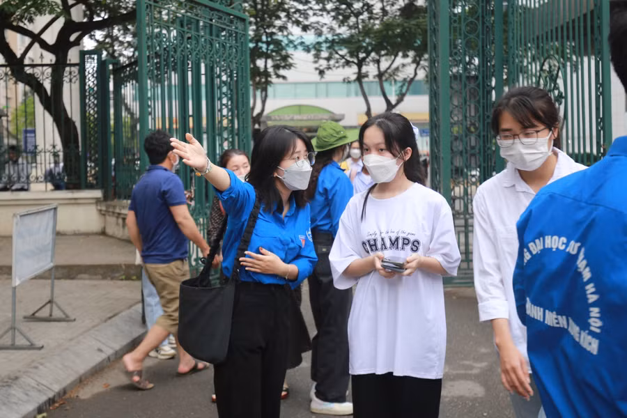 Thanh niên tình nguyện hỗ trợ thí sinh tại điểm thi.