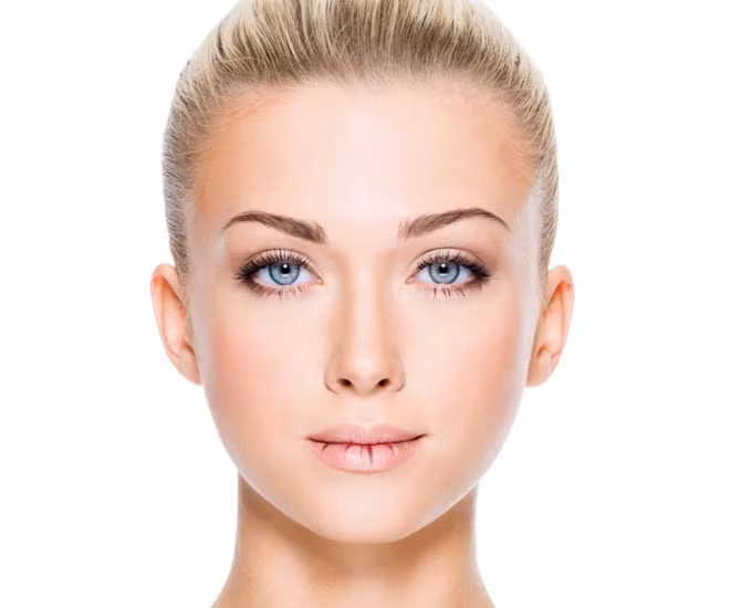 Môi nứt nẻ thường xảy ra do thời tiết lạnh vào mùa đông. Nhưng, các vết nứt này cũng có thể là biểu hiện dị ứng hoặc phản ứng với thuốc.