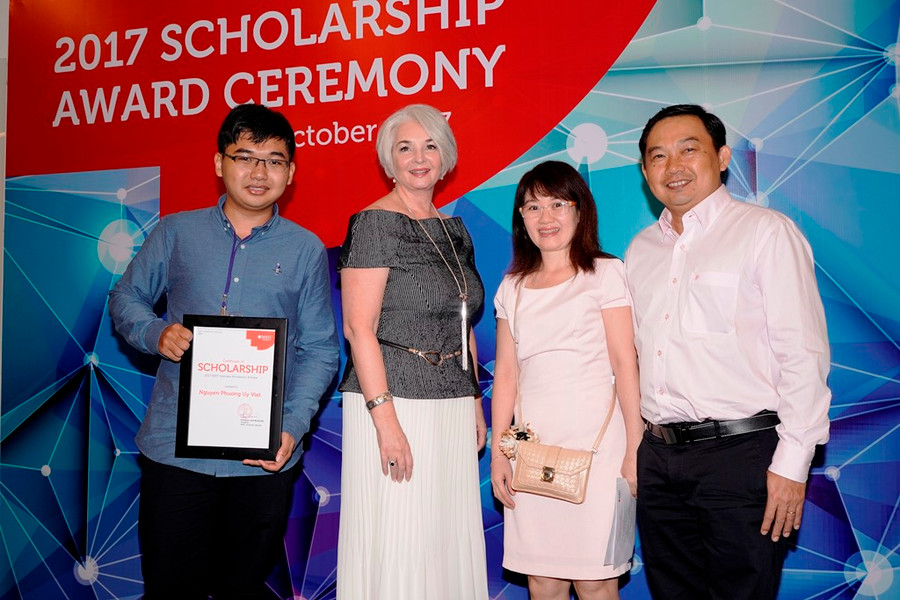 Sinh viên Nguyễn Phương Uy Việt nhận học bổng năm 2017 cùng ba mẹ và Hiệu trưởng Trường ĐH RMIT Việt Nam
