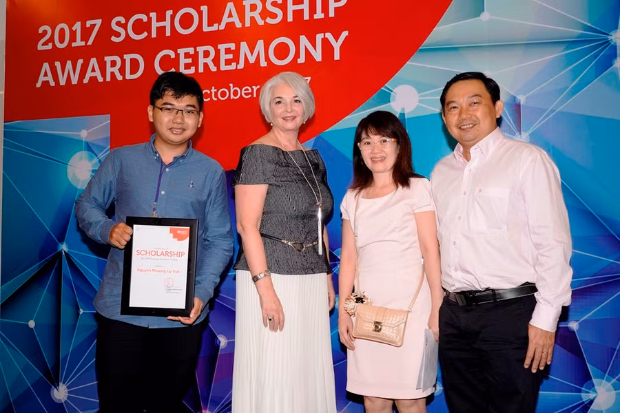 Sinh viên Nguyễn Phương Uy Việt nhận học bổng năm 2017 cùng ba mẹ và Hiệu trưởng Trường ĐH RMIT Việt Nam