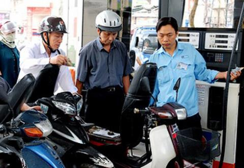 Người dân lại phải cân đong túi tiền khi giá xăng dầu tăng cao Người dân lại phải cân đong túi tiền khi giá xăng dầu tăng cao
