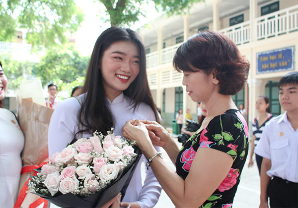 Niềm hãnh diện hạnh phúc của học sinh khi được nhận huy hiệu của nhà trường trong ngày tri ân trưởng thành. Ảnh minh họa Tuấn Anh Niềm hãnh diện hạnh phúc của học sinh khi được nhận huy hiệu của nhà trường trong ngày tri ân trưởng thành. Ảnh minh họa Tuấn Anh