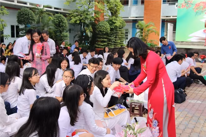  Khen thưởng với nhiều hình thức, từ lời nói đến những món quà nhỏ, nhưng đúng người, đúng việc, đúng thời điểm sẽ khích lệ rất lớn đối với học trò 