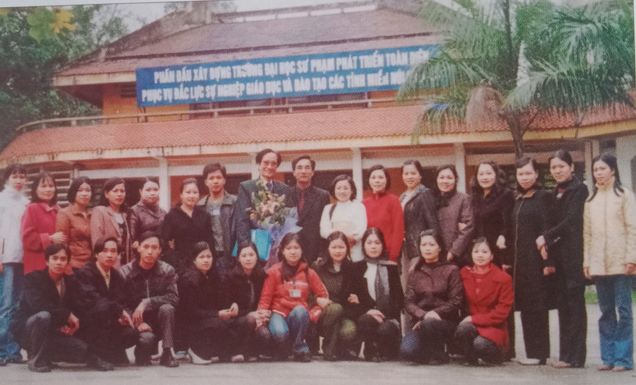 Giáo sư Phan Trọng Luận (người cầm hoa) và học trò. Ảnh tư liệu