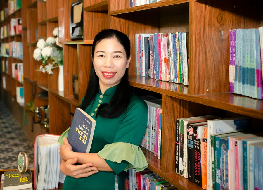 Với cô Hằng, dù GS Phan Trọng Luận về trời tròn 10 năm nhưng tinh thần và cốt cách của thầy còn sáng mãi trong lòng mỗi học trò. Ảnh: NVCC