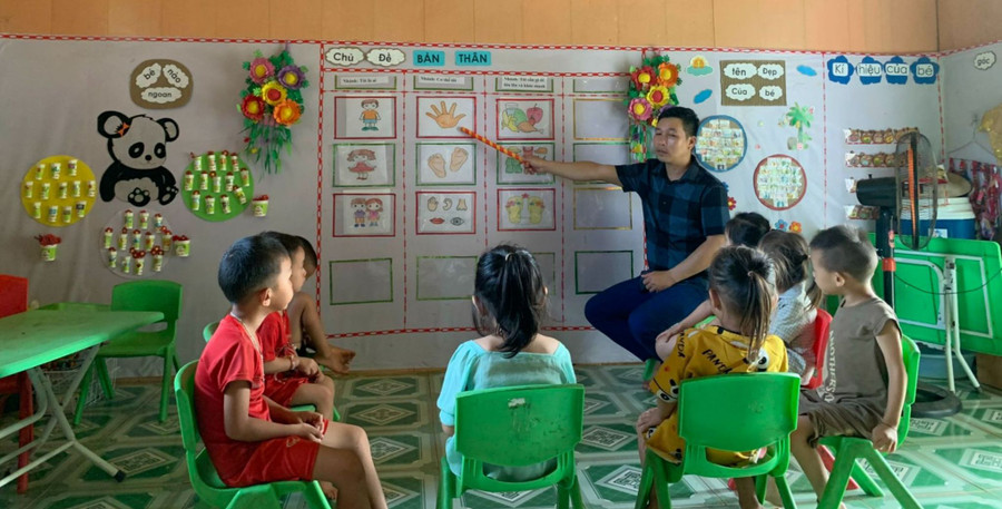 Thầy Đinh Quốc Quân luôn cố gắng nỗ lực để nuôi dạy học trò tốt nhất. Ảnh: ĐQ Thầy Đinh Quốc Quân luôn cố gắng nỗ lực để nuôi dạy học trò tốt nhất. Ảnh: ĐQ