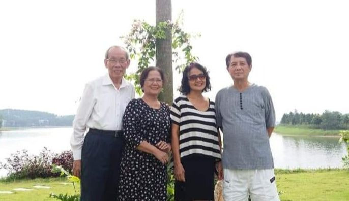 Vợ chồng TSKH Phạm Đỗ Nhật Tiến (bên phải) trong một bức ảnh chụp cùng vợ chồng GS.TS Trần Hồng Quân (bên trái). Ảnh: NVCC Vợ chồng TSKH Phạm Đỗ Nhật Tiến (bên phải) trong một bức ảnh chụp cùng vợ chồng GS.TS Trần Hồng Quân (bên trái). Ảnh: NVCC