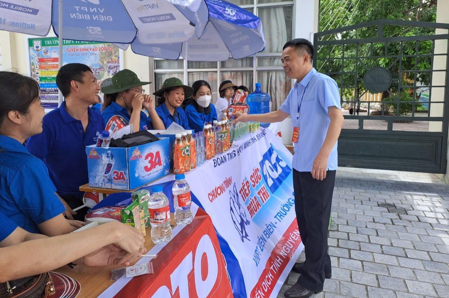 Ông Nguyễn Văn Đoạt thăm và động viên các tình nguyện viên tại Kỳ thi tốt nghiệp THPT năm 2023. Ảnh: NVCC Ông Nguyễn Văn Đoạt thăm và động viên các tình nguyện viên tại Kỳ thi tốt nghiệp THPT năm 2023. Ảnh: NVCC