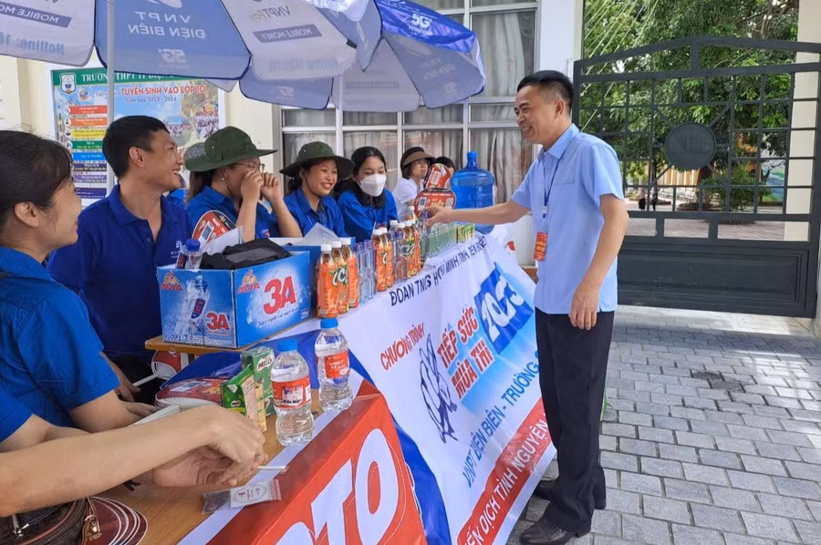 Ông Nguyễn Văn Đoạt thăm và động viên các tình nguyện viên tại Kỳ thi tốt nghiệp THPT năm 2023. Ảnh: NVCC