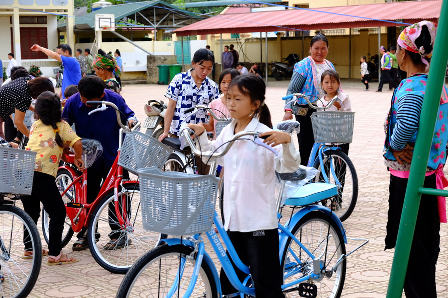 Học sinh vùng cao được các nhà tài trợ tặng xe đạp. Ảnh: Thịnh Phong Học sinh vùng cao được các nhà tài trợ tặng xe đạp. Ảnh: Thịnh Phong