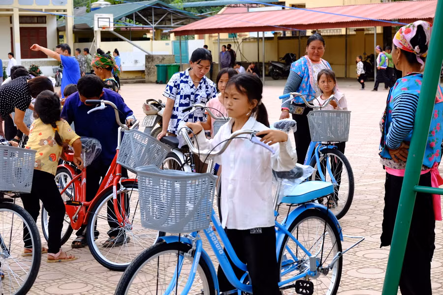 Học sinh vùng cao được các nhà tài trợ tặng xe đạp. Ảnh: Thịnh Phong
