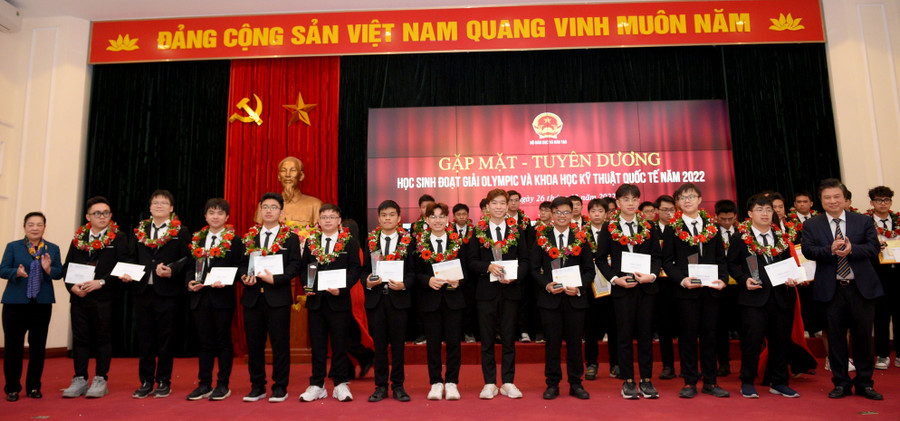 Bộ GD&ĐT vinh danh khen thưởng học sinh đoạt giải các kỳ Olympic và khoa học kỹ thuật quốc tế năm 2022. Ảnh: Thế Đại Bộ GD&ĐT vinh danh khen thưởng học sinh đoạt giải các kỳ Olympic và khoa học kỹ thuật quốc tế năm 2022. Ảnh: Thế Đại