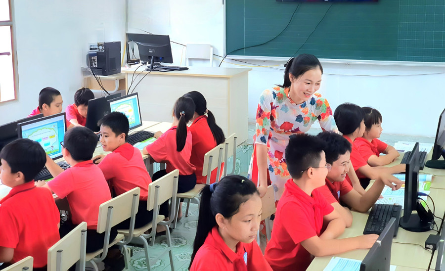 Cô - trò Trường Tiểu học thị trấn Rạng Đông (Nghĩa Hưng, Nam Định). Ảnh: NTCC Cô - trò Trường Tiểu học thị trấn Rạng Đông (Nghĩa Hưng, Nam Định). Ảnh: NTCC