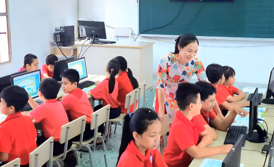 Cô - trò Trường Tiểu học thị trấn Rạng Đông (Nghĩa Hưng, Nam Định). Ảnh: NTCC